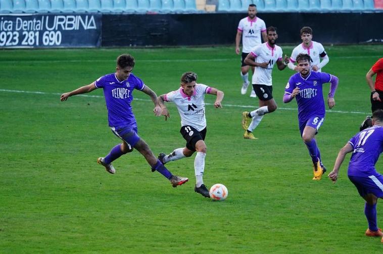 David Franco, extremo del Salamanca, en el choque del domingo ante el Becerril en el estadio Helmántico.