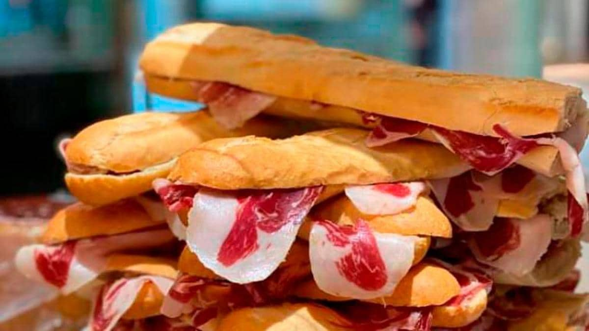 Bocatas de jamón repartido en otra ocasión por el club.