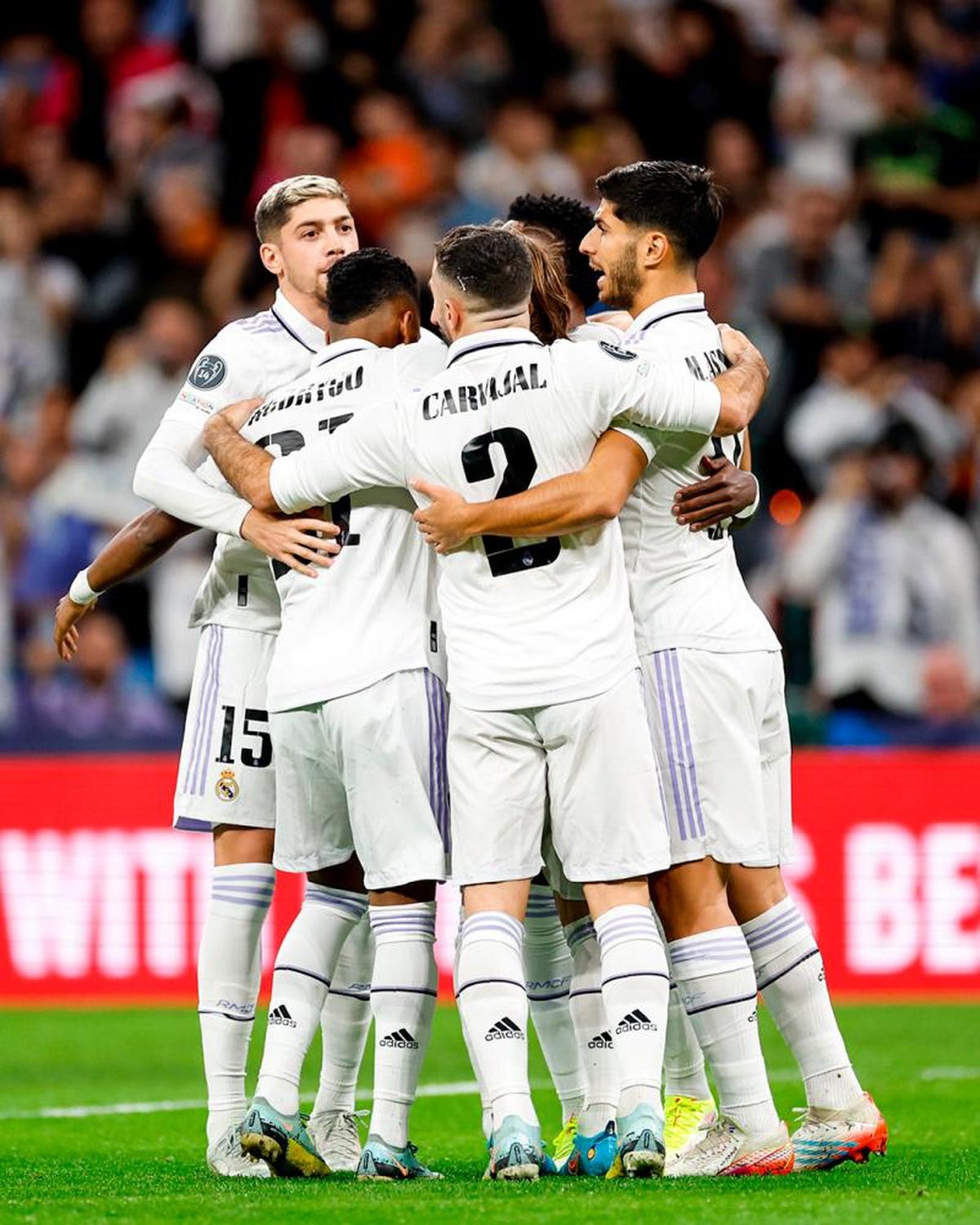 Los jugadores del Real Madrid celebran uno de los goles del equipo blanco.