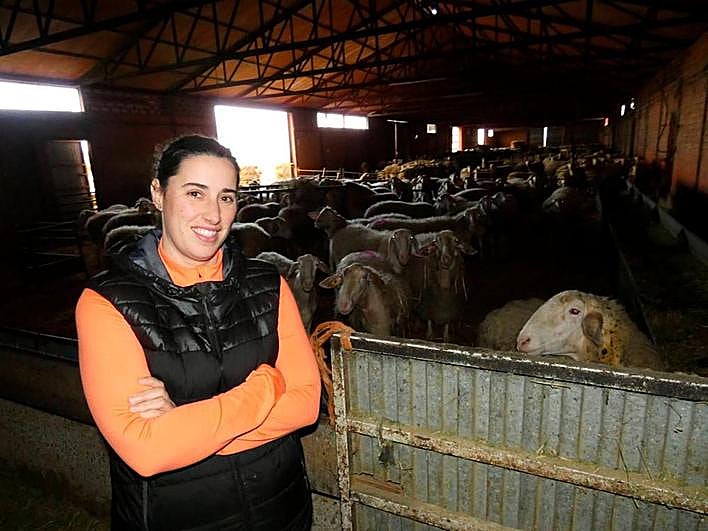 Beatriz Zurdo, en su explotación de ovino de raza assaf en Cantalapiedra