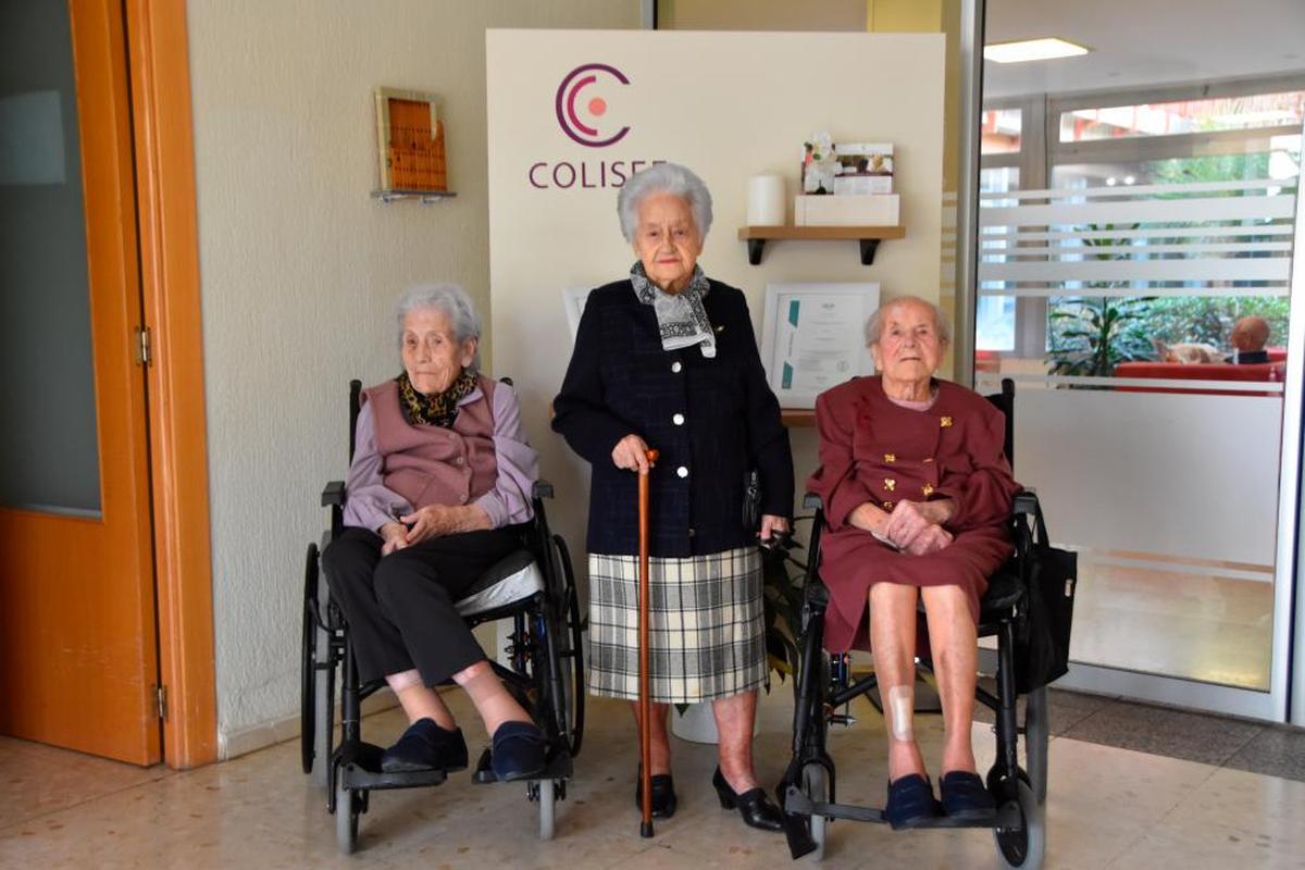 Agustina Vicente, Dolores González y Pilar Yagüe, en la entrada de la residencia santamartina en la que viven en la actualidad