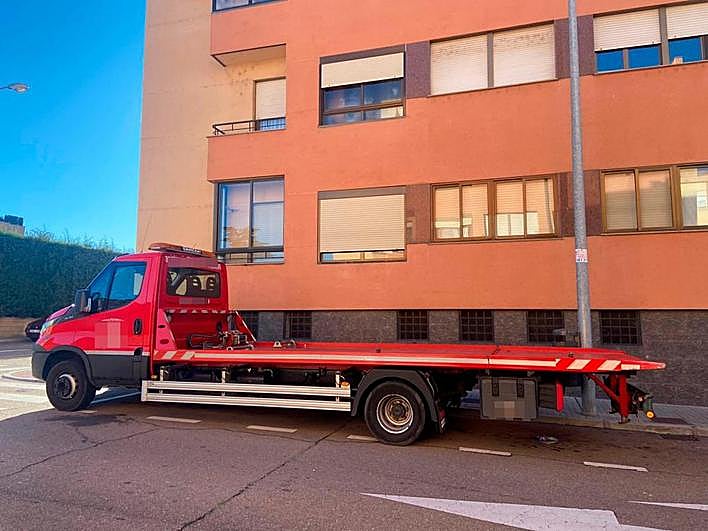 La grúa estaba estacionada en una calle de Tejares
