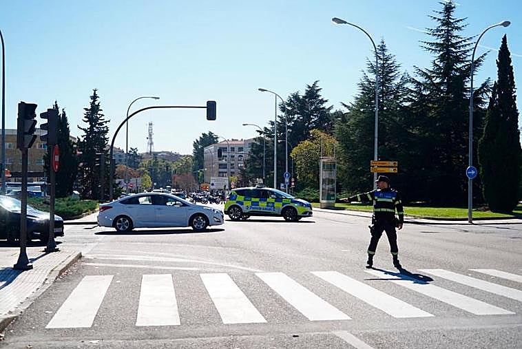 La Policía local tuvo que cortar el carril central de la glorieta