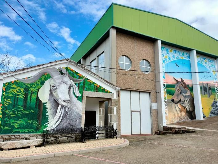 Imagen de una cabra, el lobo y el potro de herrar en la zona del multiusos