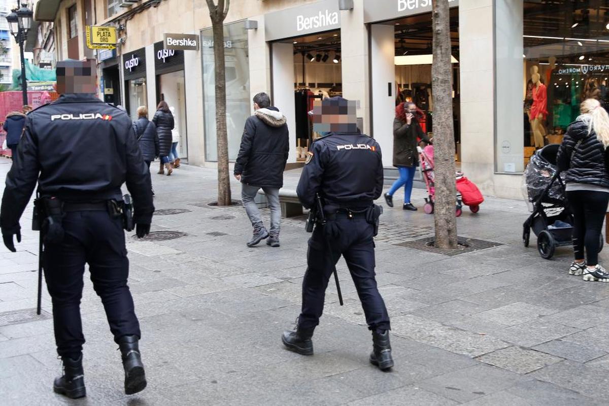 Efectivos de la Policía Nacional patrullan por Salamanca