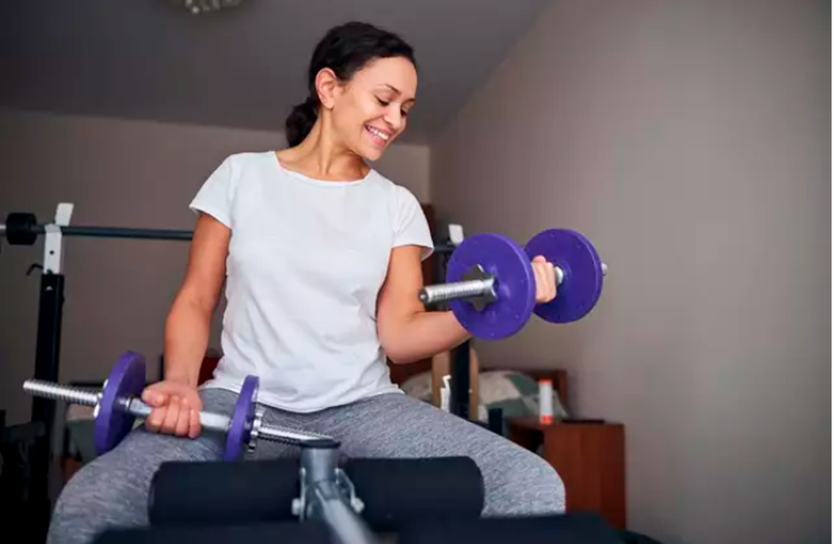 Mujer haciendo pesas. E.P.