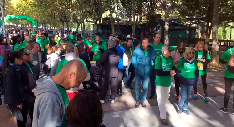 Participantes en la marcha antes de su inicio en la iglesia Nueva del Arrabal