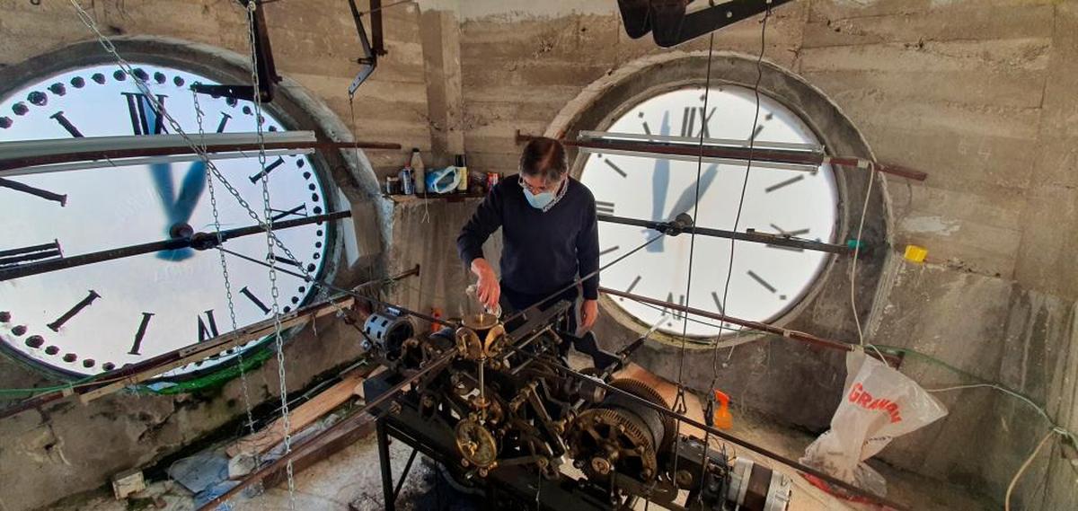 Imagen de uno de los voluntarios realizando el mantenimiento en el reloj de Monte Mario en Béjar