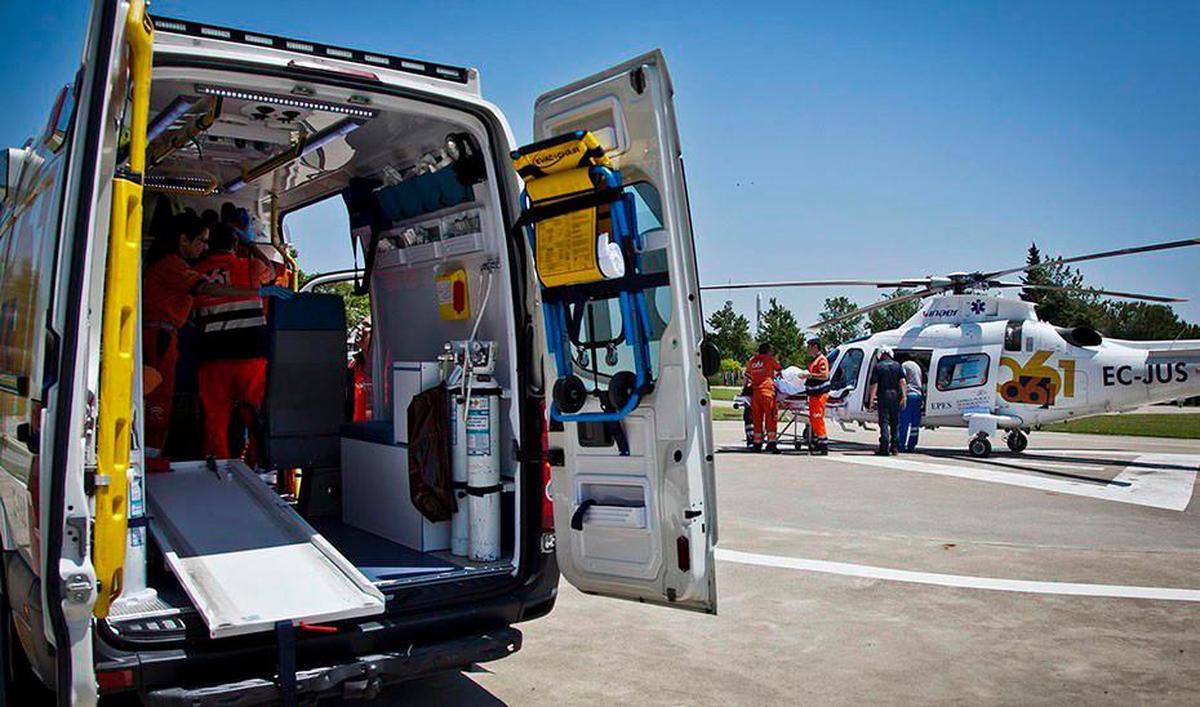 Ambulancia y helicóptero del 061, en una imagen de archivo