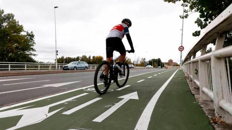 Un tramo de carril bici en la ciudad de Salamanca