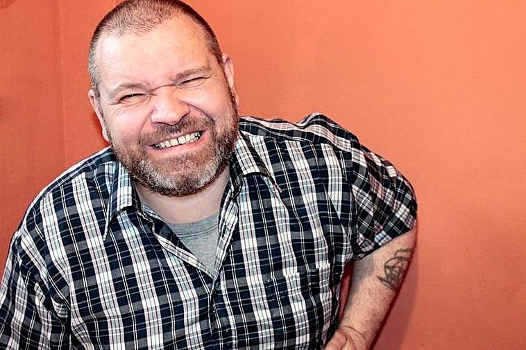 Un hombre que sufre ‘reflujo gastroesofásico’