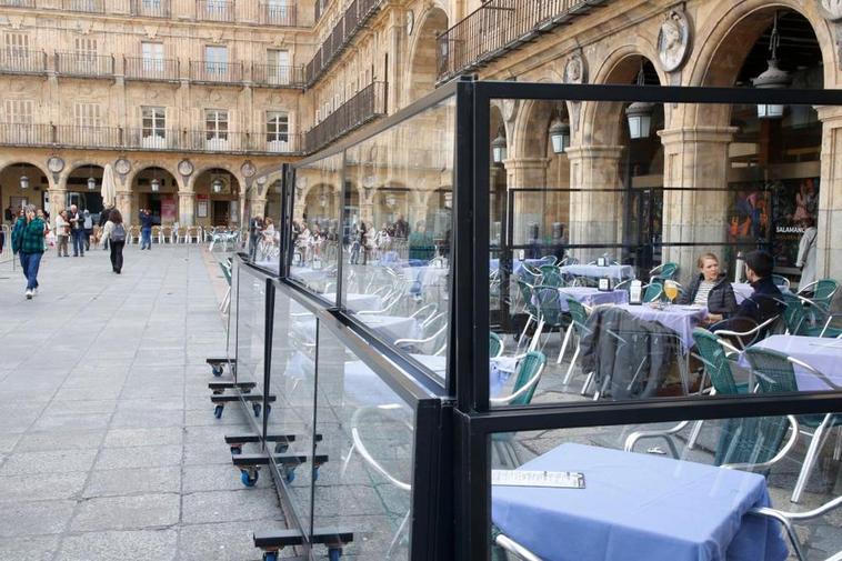 Mamparas-cortavientos protegiendo una de las terrazas de la Plaza Mayor