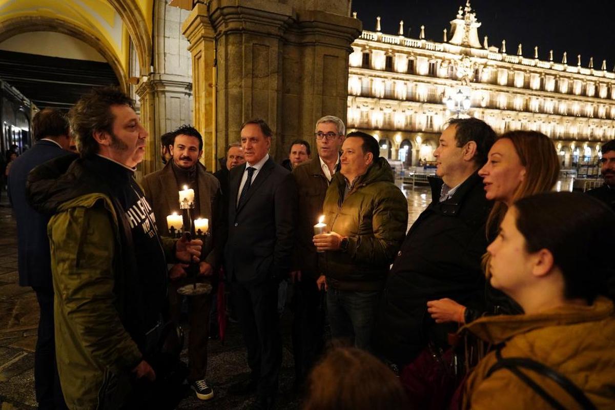 Hosteleros y comerciantes salmantinos con el alcalde de la ciudad, Carlos García Carbayo, protestaron por el alto precio de la luz. LAYA