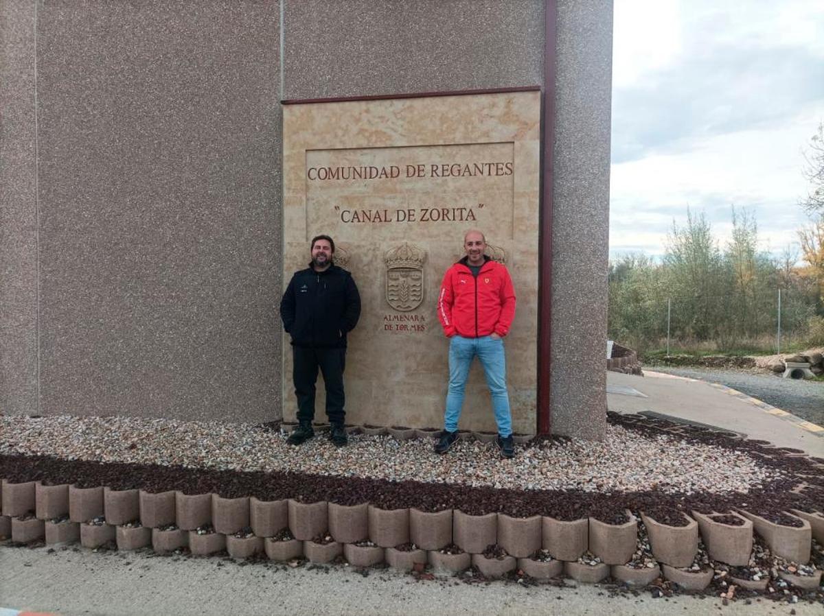 Alberto Sánchez y Arsenio Calero, en su visita a la estación del regadío de Zorita