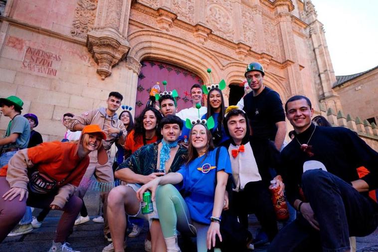 Un grupo de universitarios junto al Edificio Histórico de la Universidad.