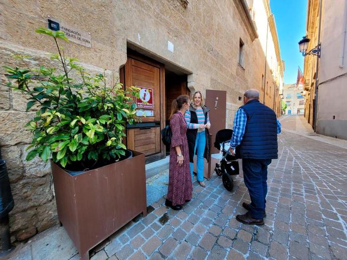 La teniente de alcalde, Beatriz Jorge, conversa con dos mirobrigenses en la oficina de turismo