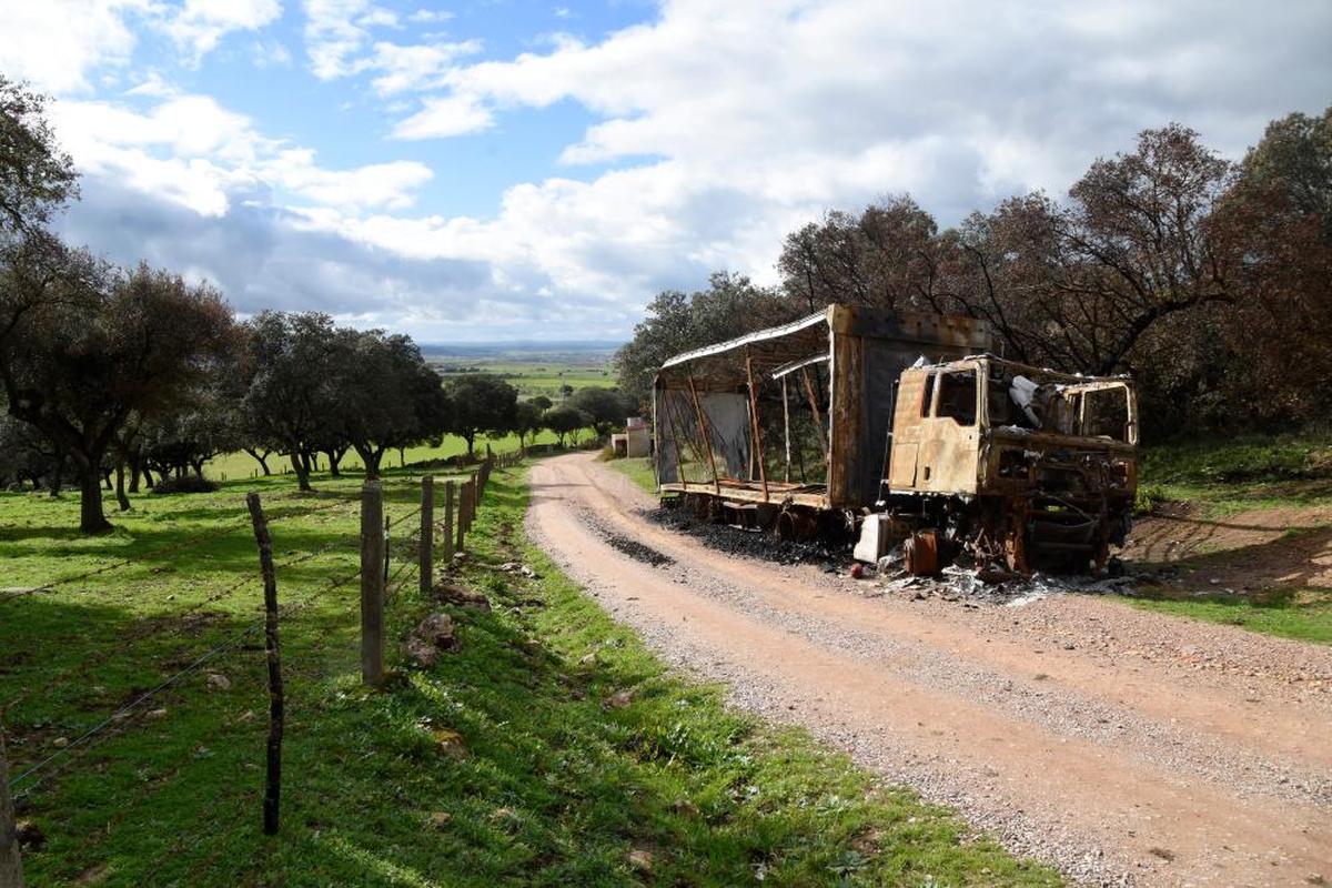 Restos del camión calcinado hace ya dos meses junto al “Camino Viejo” de Pedrotoro. CASAMAR