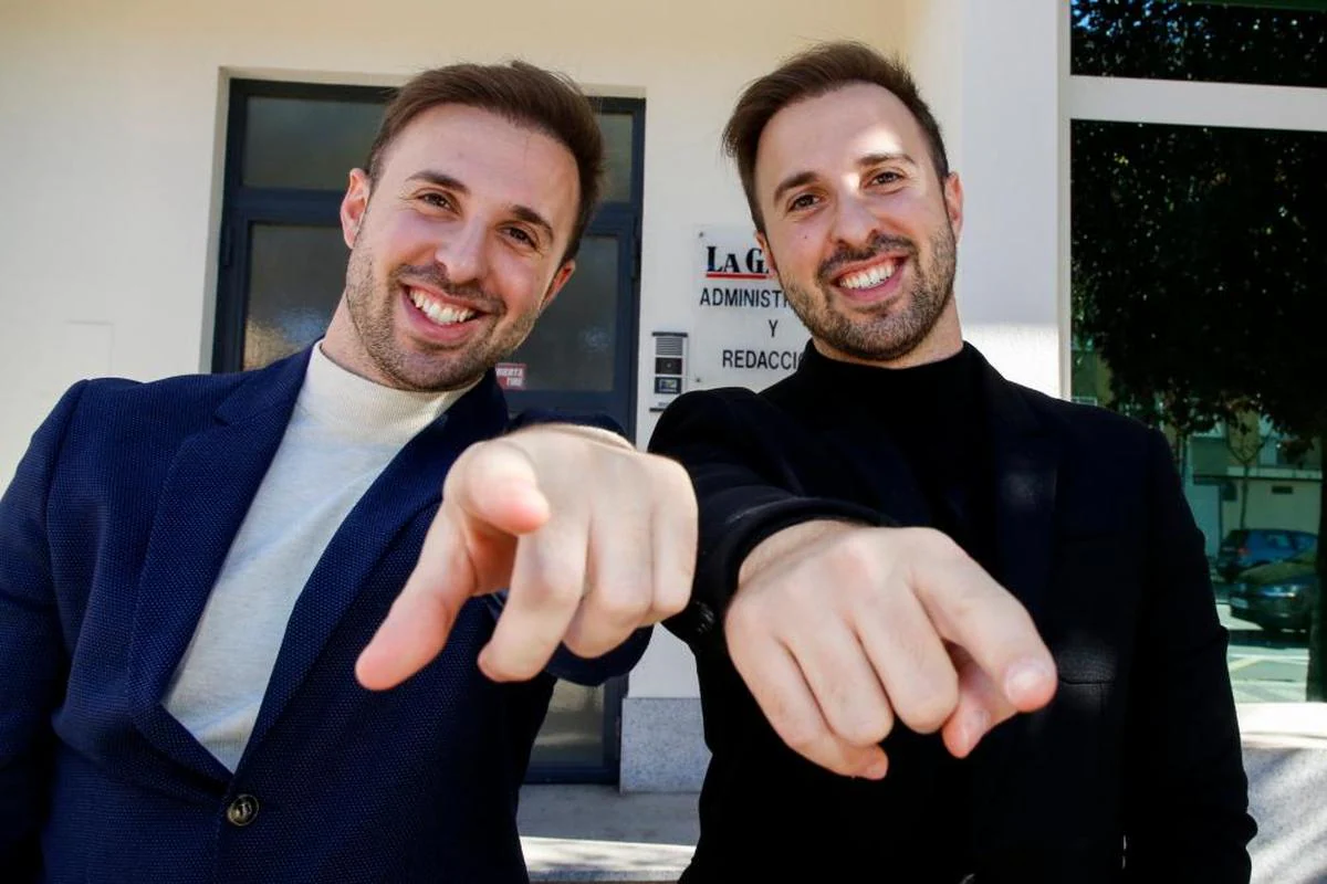 Los maestros Alberto y Mario Herraez, los dos gemelos salmantinos de 29 años que triunfan como consultores de innovación educativa. ALMEIDA