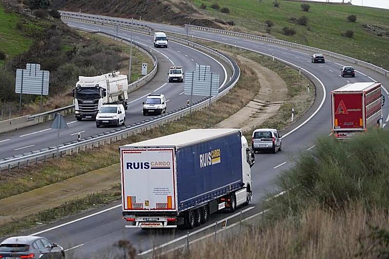 Camiones circulando por la circunvalación de Salamanca.