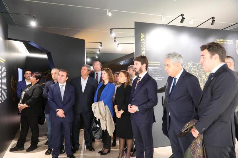 Autoridades regionales y locales en la inauguración ayer de la exposición en Madrid