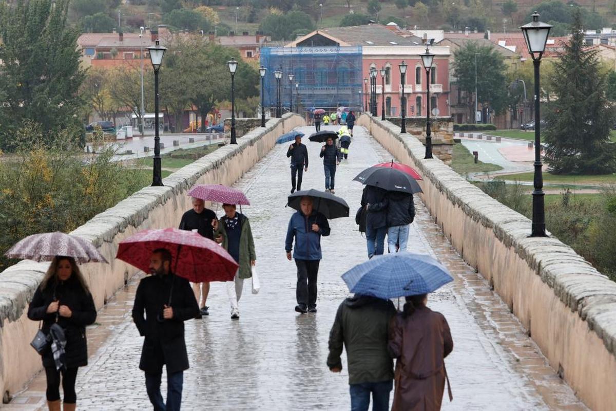 Paraguas en el Puente Romano.