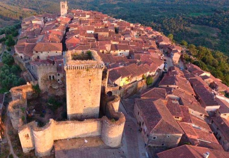 Vista aérea del Castillo y del casco histórico de la villa serrana de Miranda del Castañar.