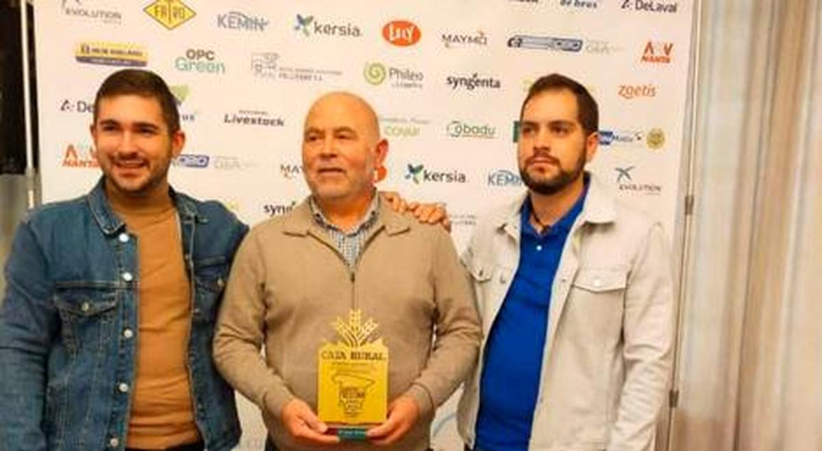 Esteban Alonso con sus hijos, con el premio a la mejor ganadería de España en producción con robot.