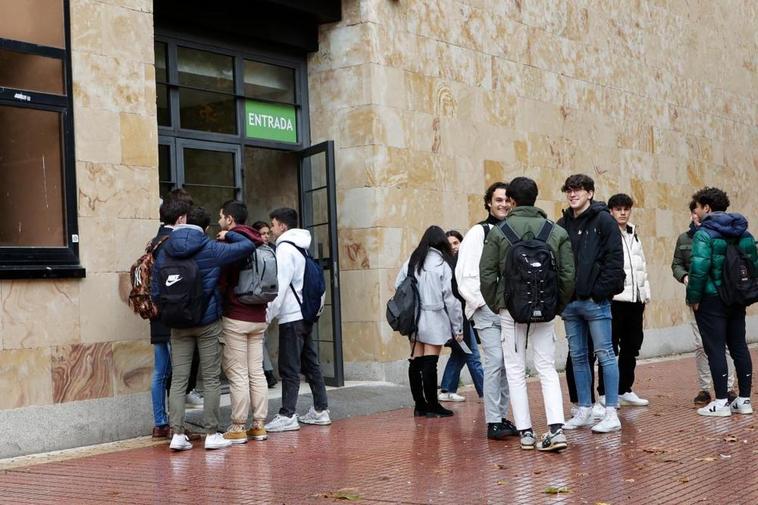 Estudiantes por el Campus Miguel de Unamuno de la Universidad de Salamanca