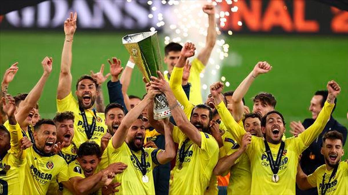 El Villarreal festeja su título de Liga Europa en la campaña 2020-2021.