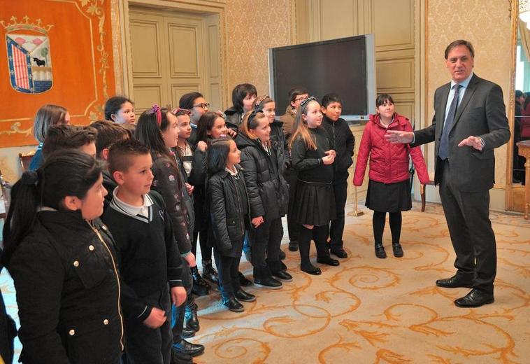 Escolares del colegio Amor de Dios escuchan al alcalde de Salamanca, Carlos García Carbayo