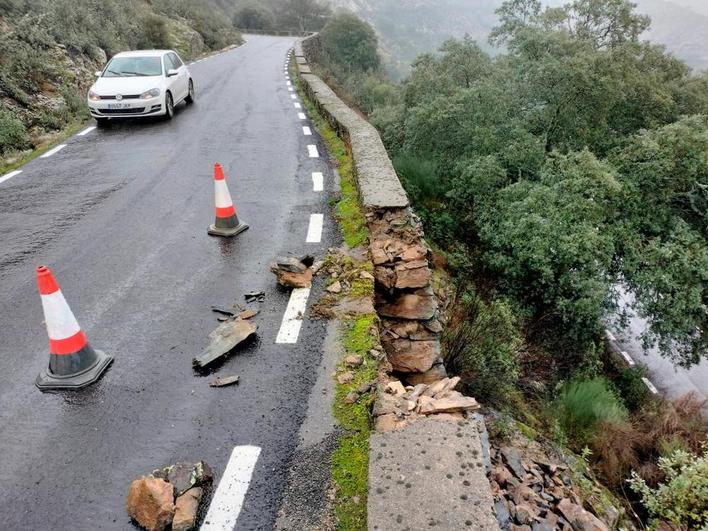 Imagen de uno de los derrumbes sufridos en la carretera de Valero. TEL