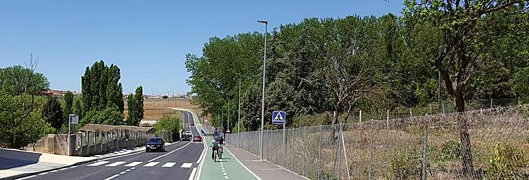 En la fotografía superior el  espectacular trazado del tramo de carril bici que enlaza la capital con la localidad de Cabrerizos.