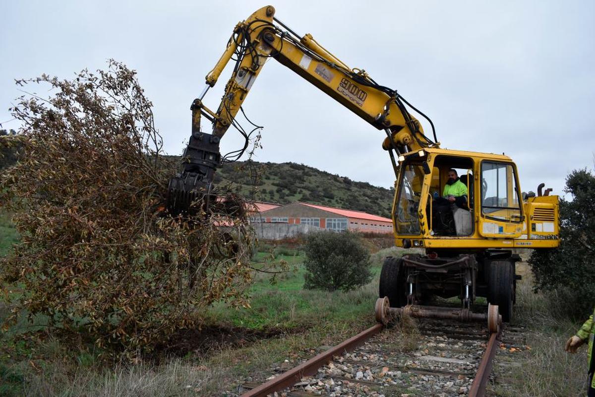 La maquinaria pesada trabajando en la ampliación de la Vía Verde.