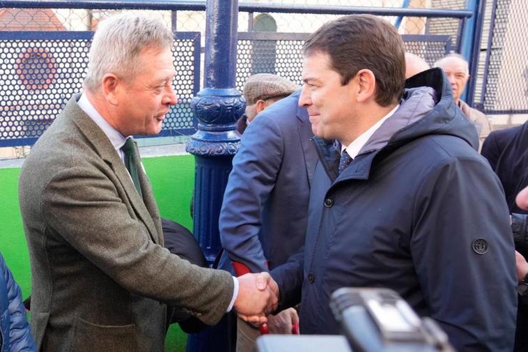 El presidente de la Junta de Castilla y León, Alfonso Fernández Mañueco, saluda el portavoz del Gobierno Vasco, Bingen Zupiria, en Portugalete.