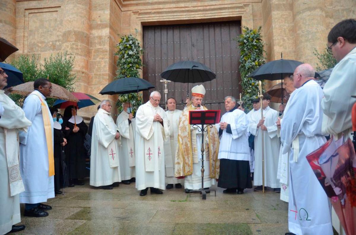 Momento previo a la esperada apertura de las puertas y acceso a la catedral. CASAMAR