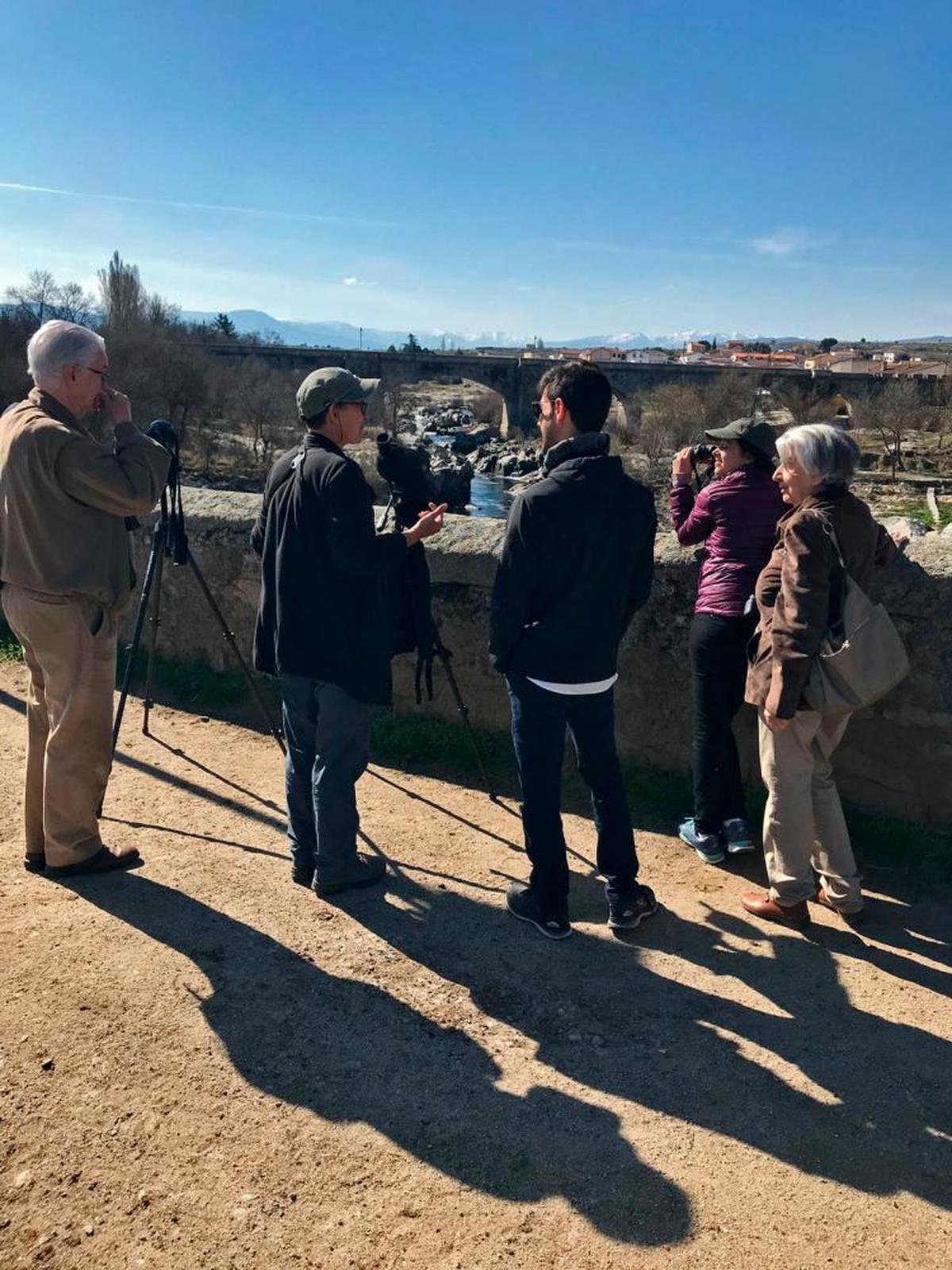 Vega Bermejo, segunda por la izquierda, en una jornada ornitológica en Puente del Congosto. Chus Justo