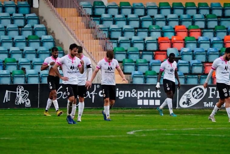 Los jugadores del Salamanca UDS se lamentan tras el empate del Mirandés ‘B’.