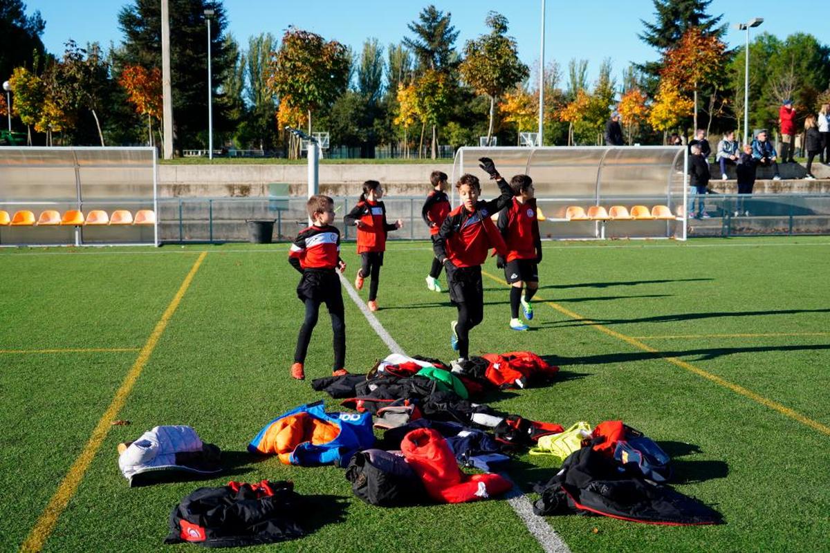 Equipaciones de un equipo del fútbol base salmantino sobre el césped.