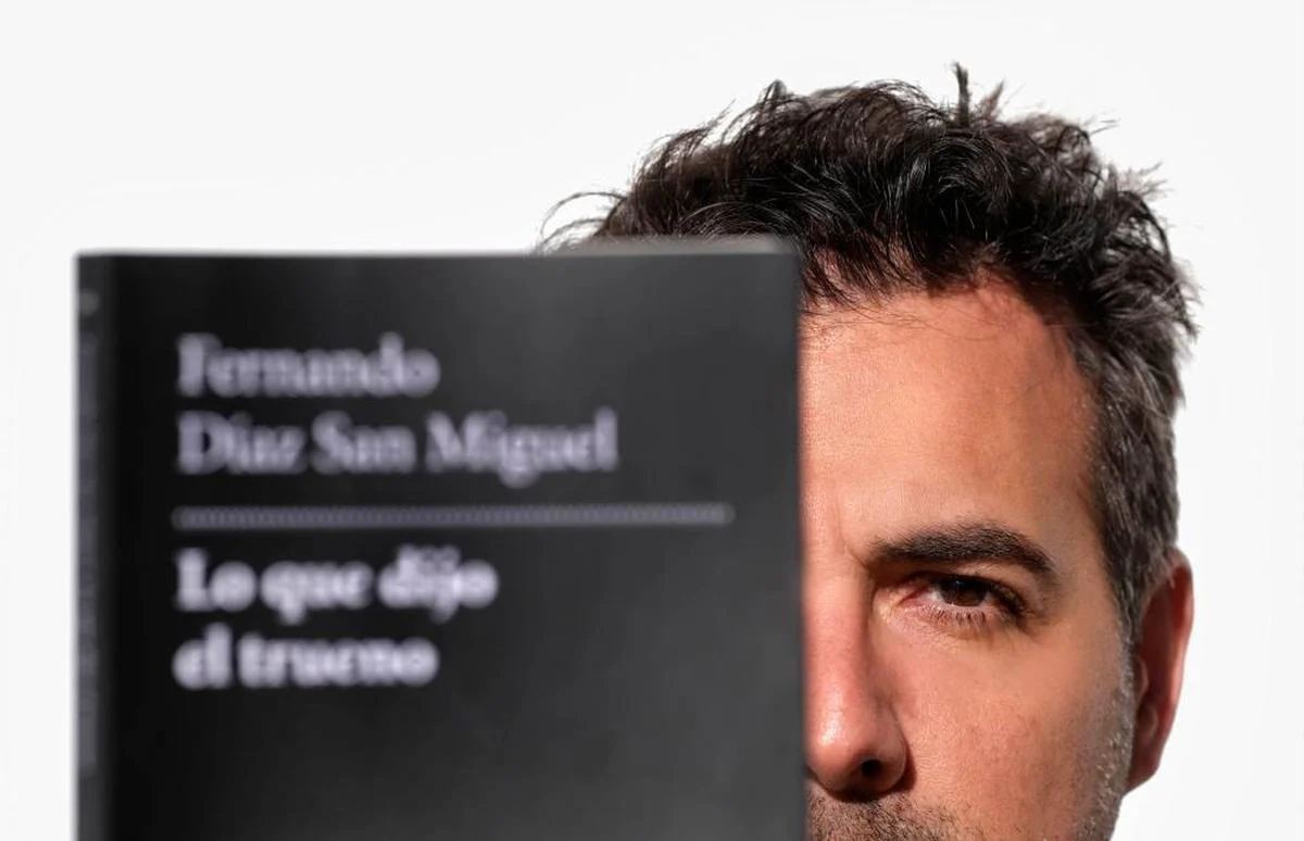 El escritor salmantino Fernando Díaz San Miguel con la portada del libro.