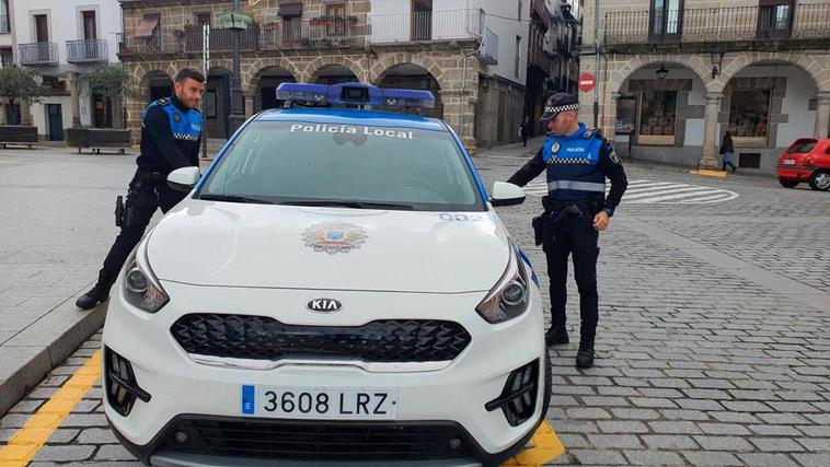 Los policías Álvaro García y Rubén Pereira se ocupan de la unidad contra la violencia de género en Béjar