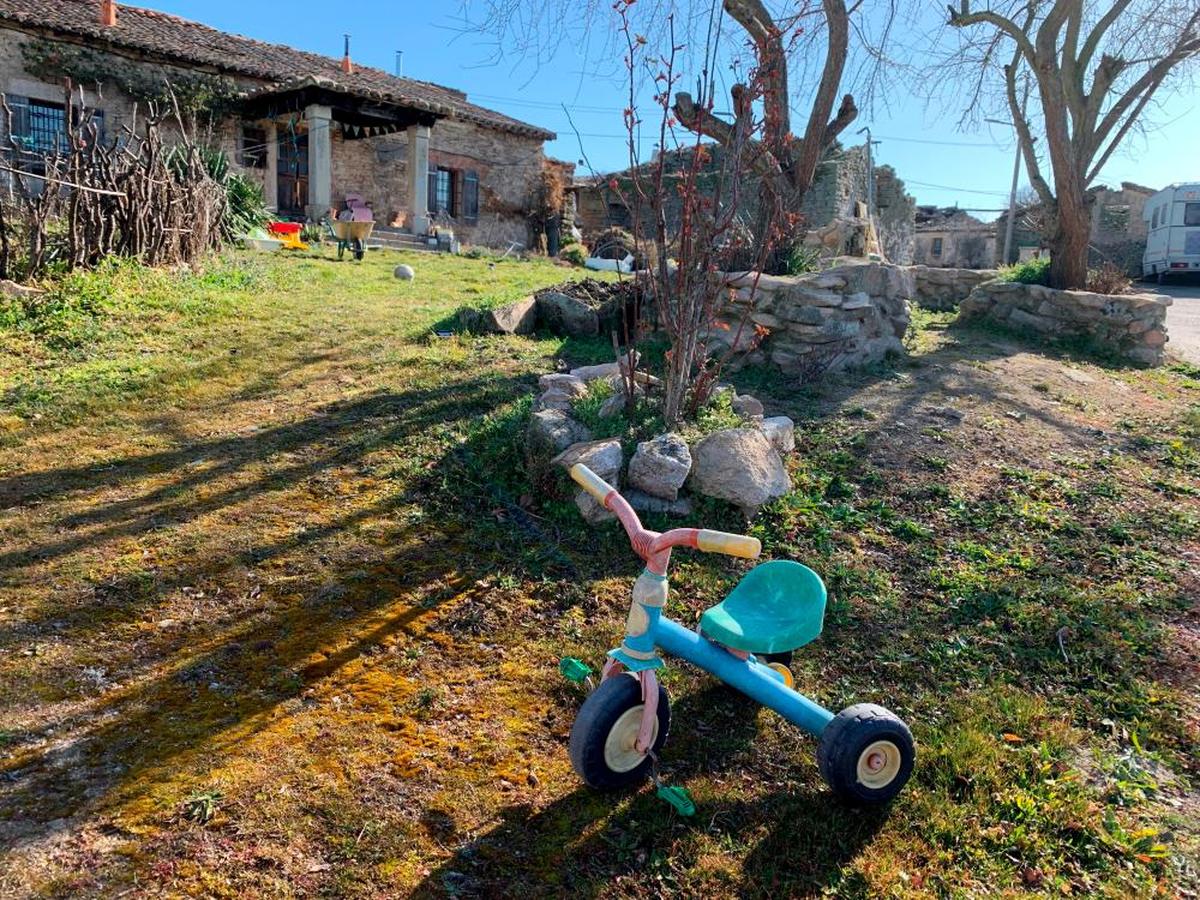 Un triciclo en una vivienda de Villasdardo, uno de los municipios en los que, según los datos del INE, no nace ningún niño desde que comenzó el siglo.