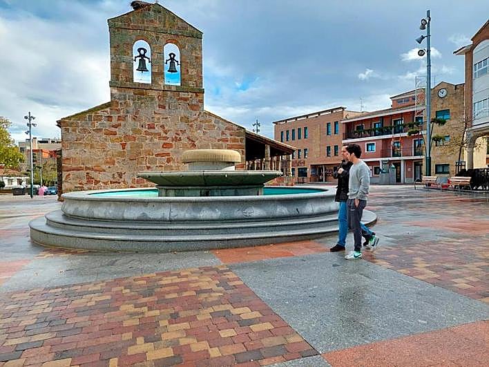 La fuente está situada en el centro de la plaza del Ayuntamiento