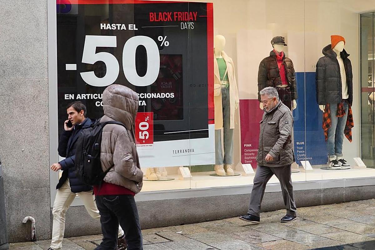 Cartel anunciando descuentos del Black Friday de hasta el 50%.