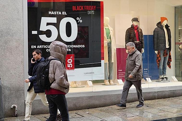 Cartel anunciando descuentos del Black Friday de hasta el 50%.