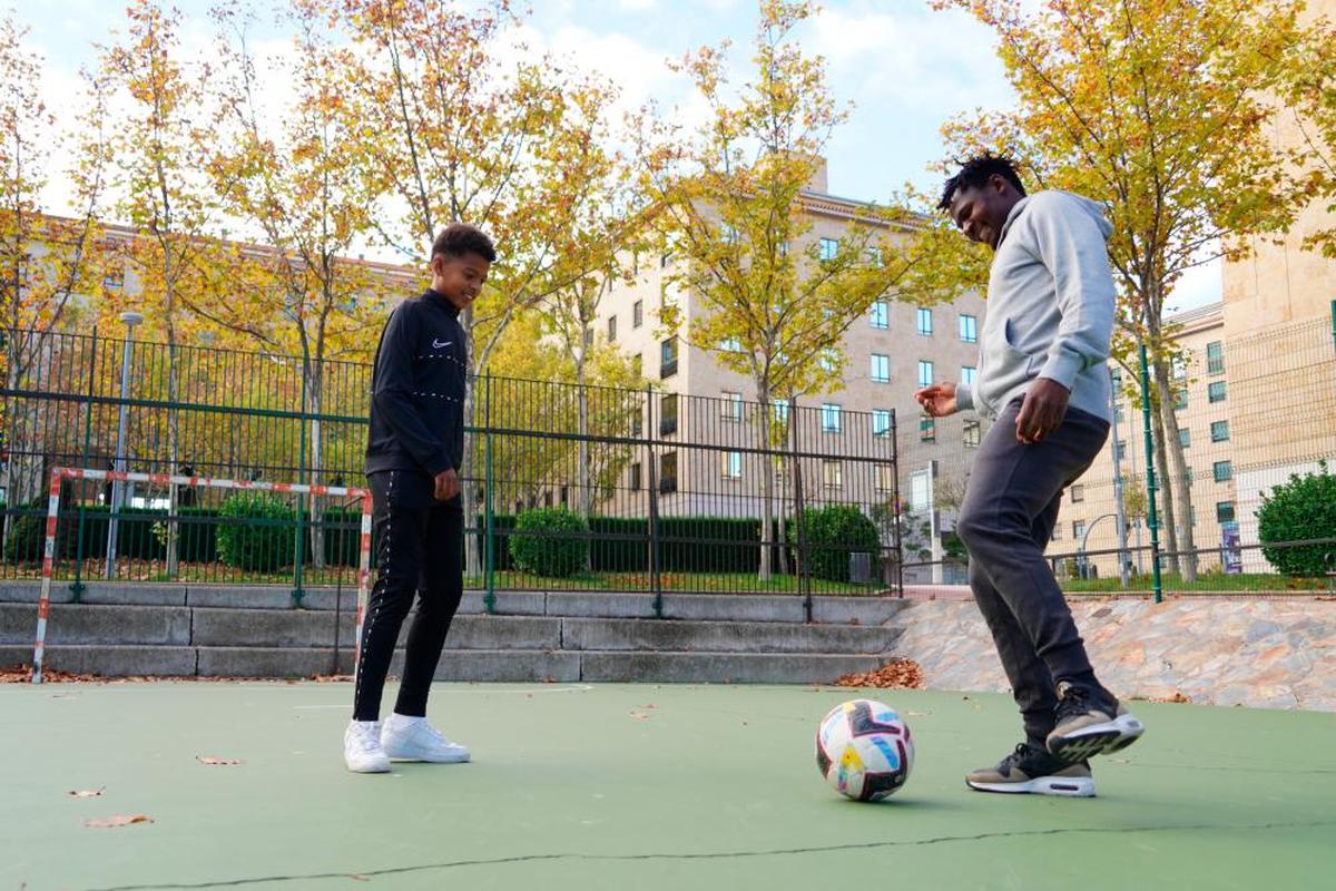 Cedrick y Marcial juegan juntos, como tantas otras veces, en una de las canchas de la plaza de Burgos