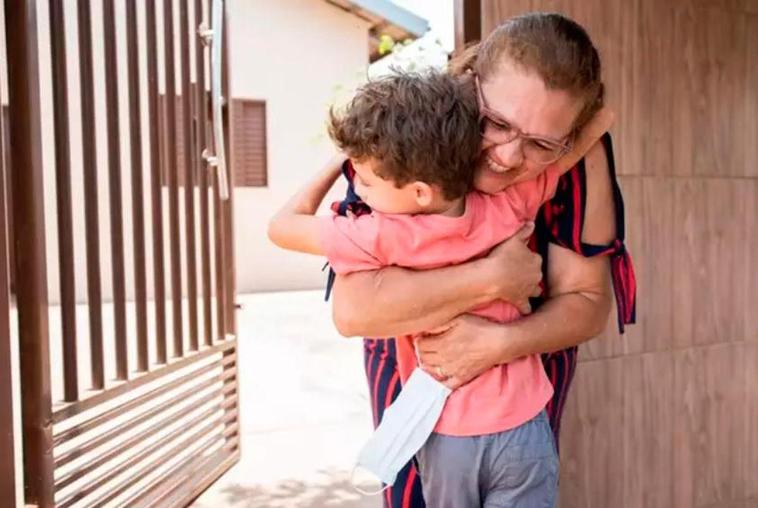 Una abuela cuidando de su nieto