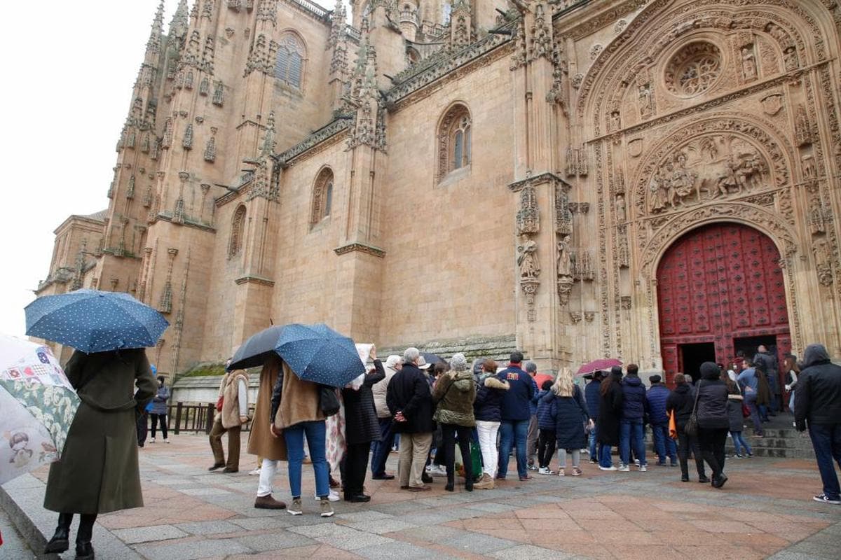 Un grupo de turistas en la entrada de la Catedral Nueva