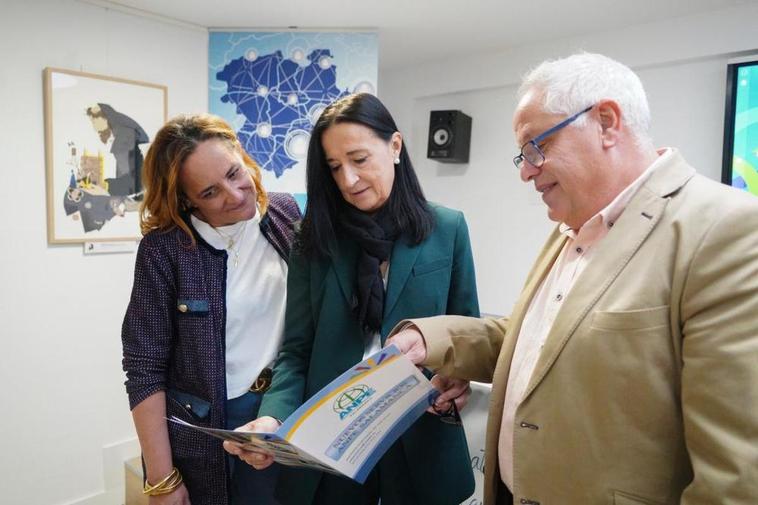 María José Martín, Pilar Gredilla y Guillermo Bueno, antes de presentar el informe del Defensor del Profesor