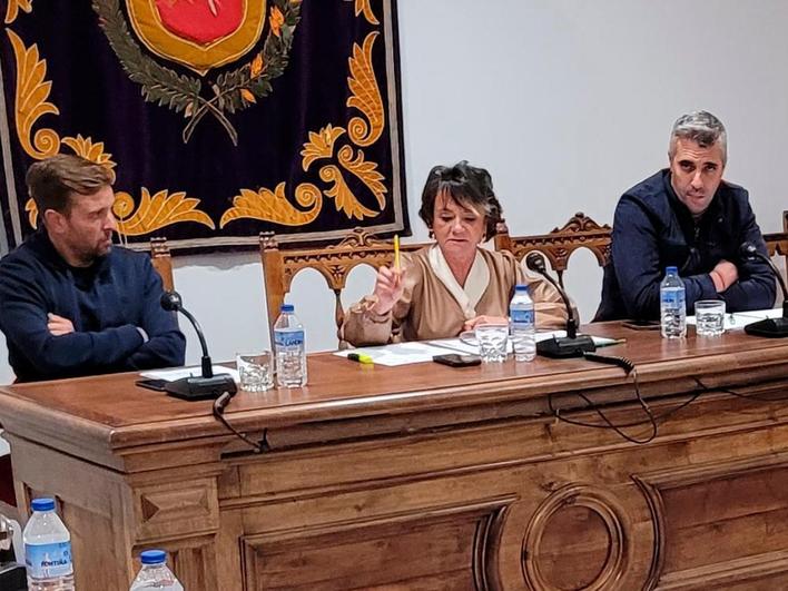 Óscar Martín, Luisa de Paz y José Antolín Alonso durante el último pleno celebrado el pasado día 3.