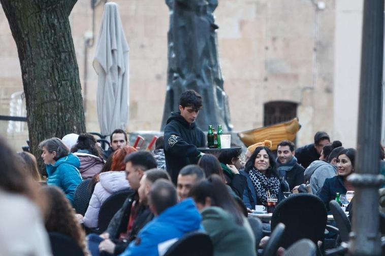 Un camarero atiende a los clientes sentados en una terraza de Obispo Jarrín